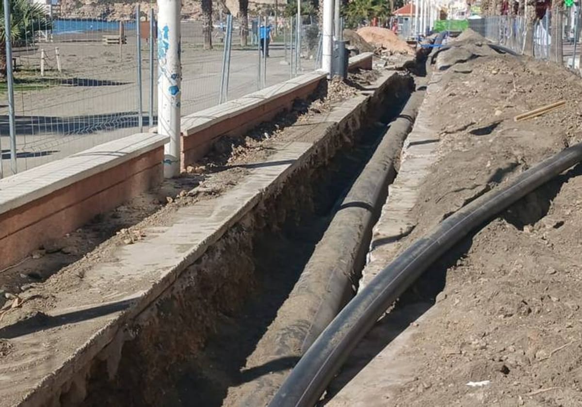 A waterpipe is being laid under Rincón de la Victoria's promenade to bring water to the drought-stricken Axarquía