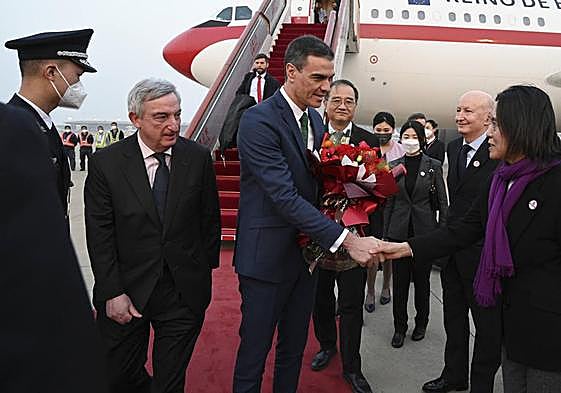 Sánchez arrives in Peking.