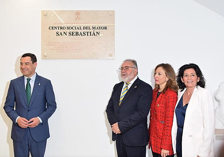 Moreno (L) opens the new centre in Alhaurín de la Torre.