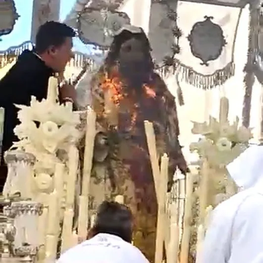 Image of the Virgen del Rocío burning in Vélez-Málaga, this Palm Sunday,
