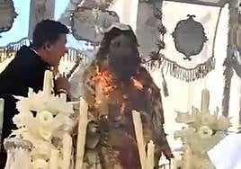 Image of the Virgen del Rocío burning in Vélez-Málaga, this Palm Sunday,