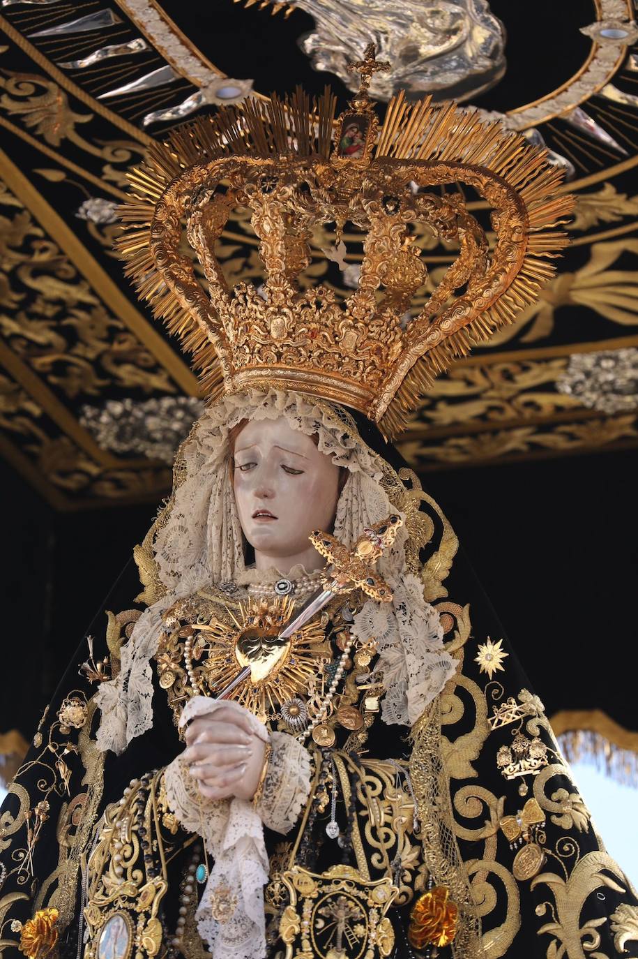 Holy Monday processions in the heart of Malaga, in pictures