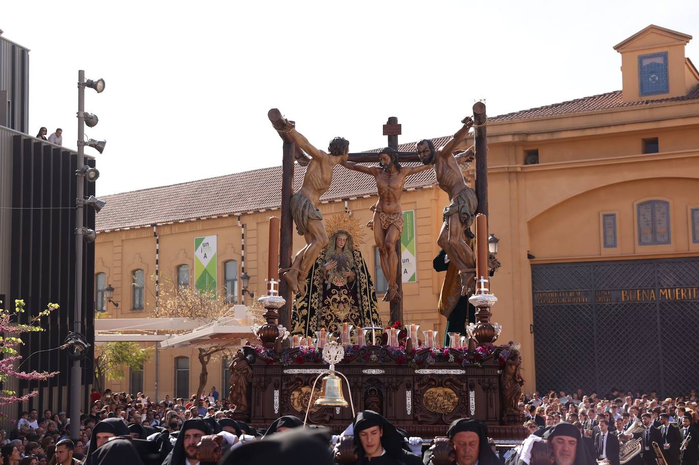 Holy Monday processions in the heart of Malaga, in pictures