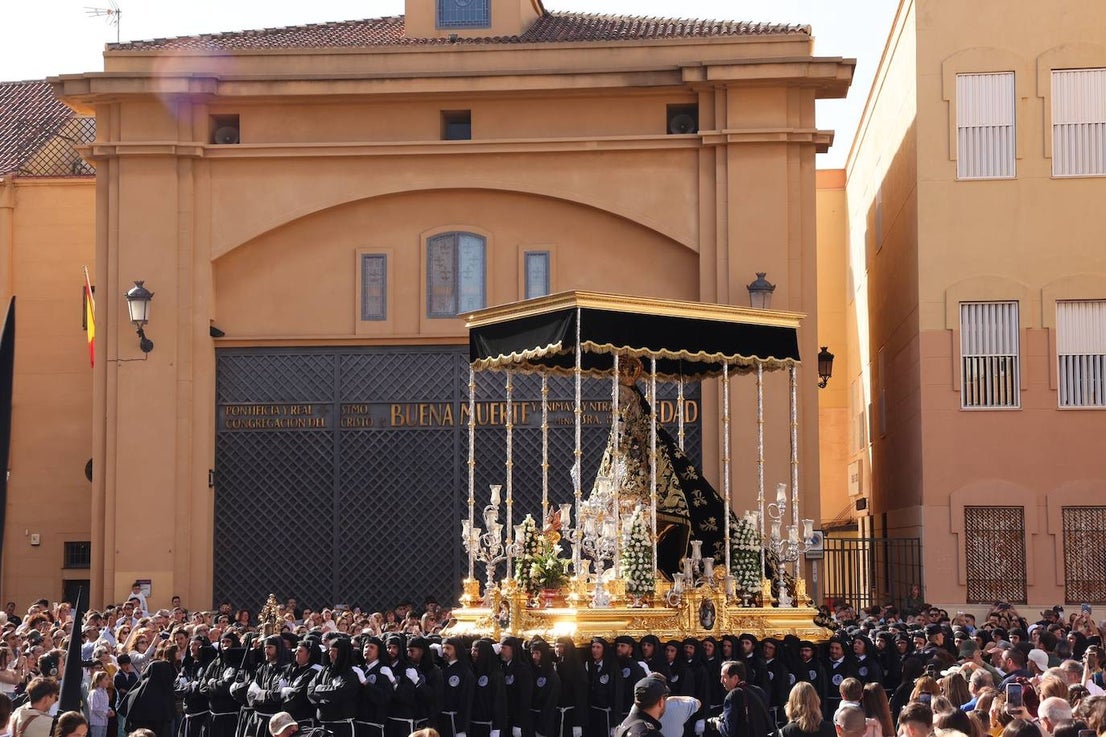 Holy Monday processions in the heart of Malaga, in pictures