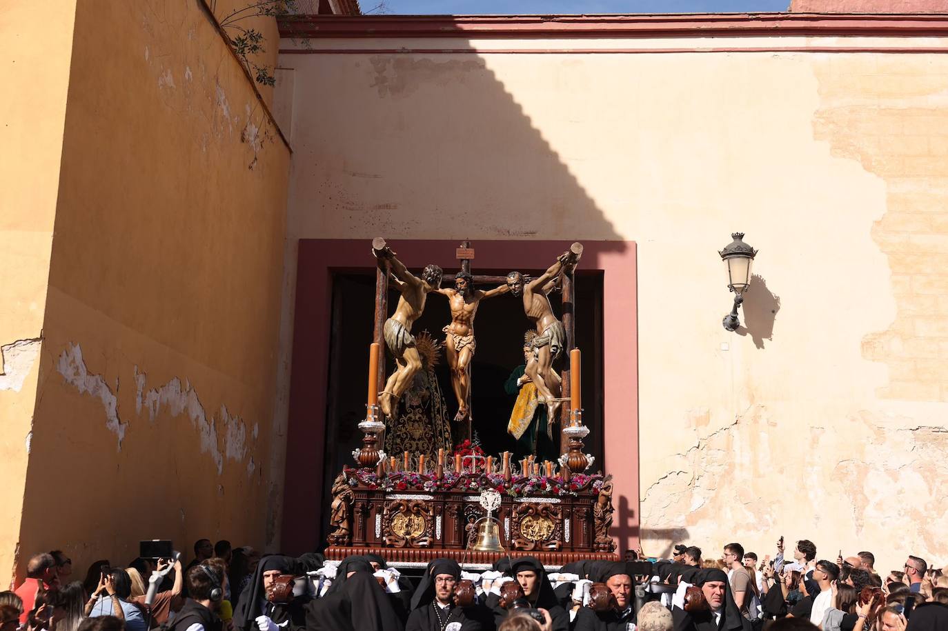 Holy Monday processions in the heart of Malaga, in pictures