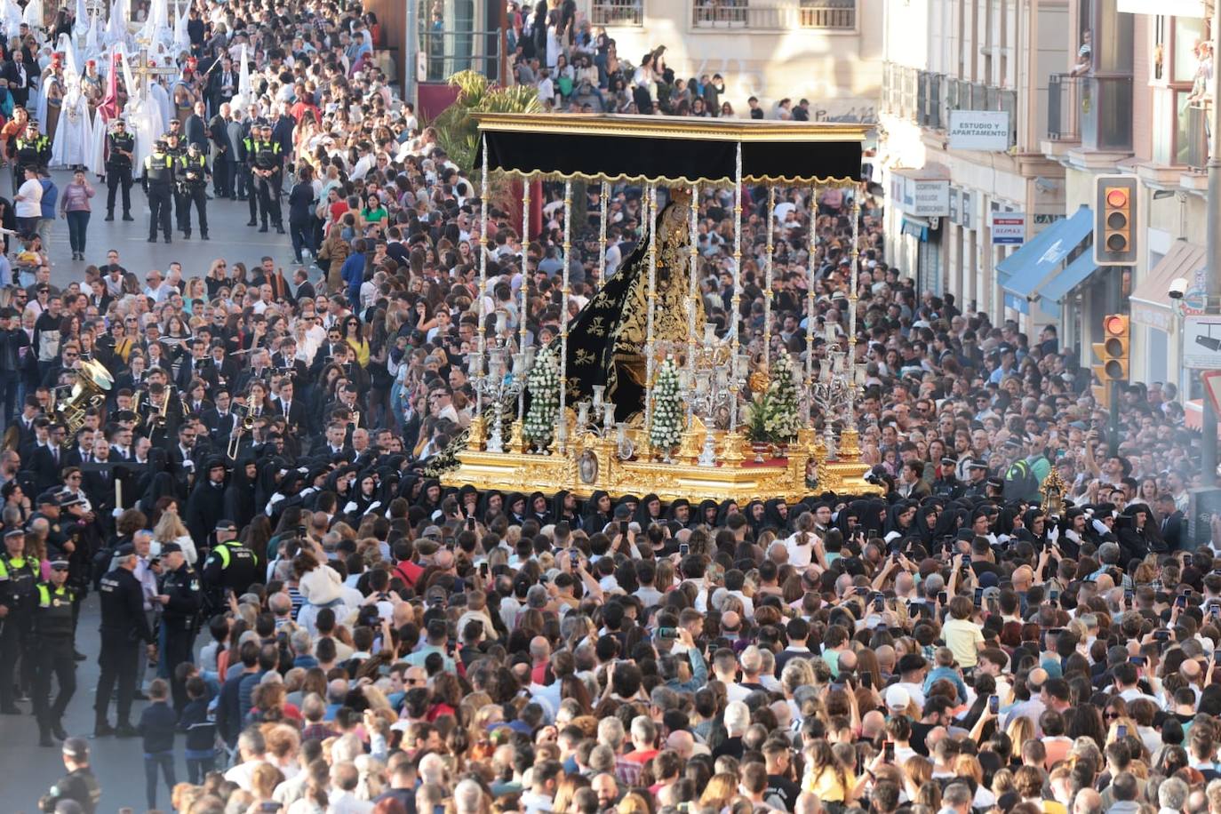 Holy Monday processions in the heart of Malaga, in pictures