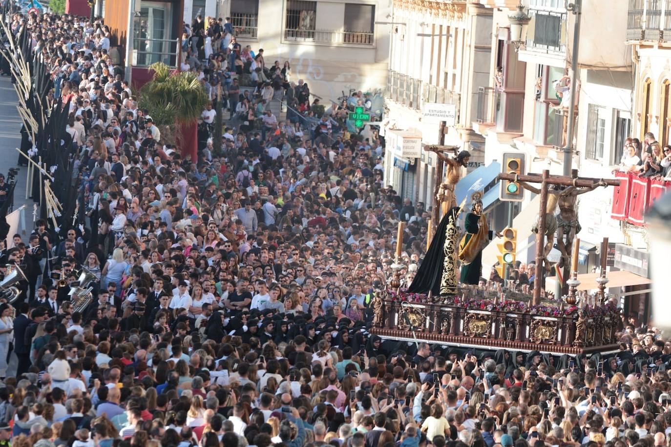 Holy Monday processions in the heart of Malaga, in pictures