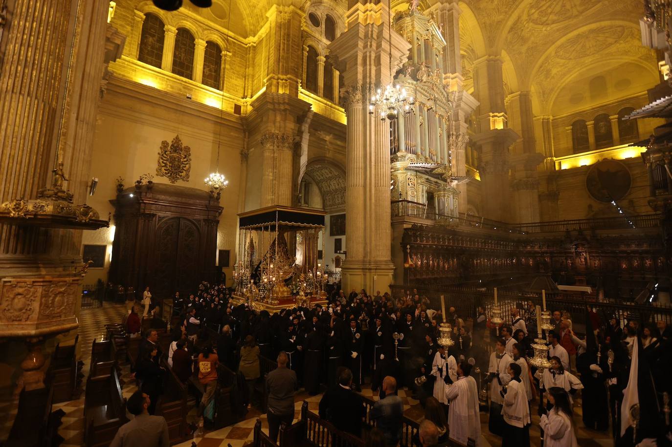 Holy Monday processions in the heart of Malaga, in pictures