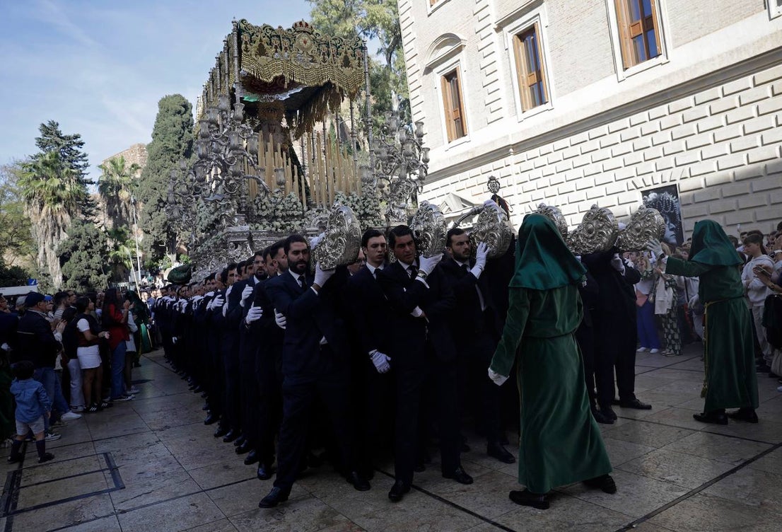 Holy Monday processions in the heart of Malaga, in pictures