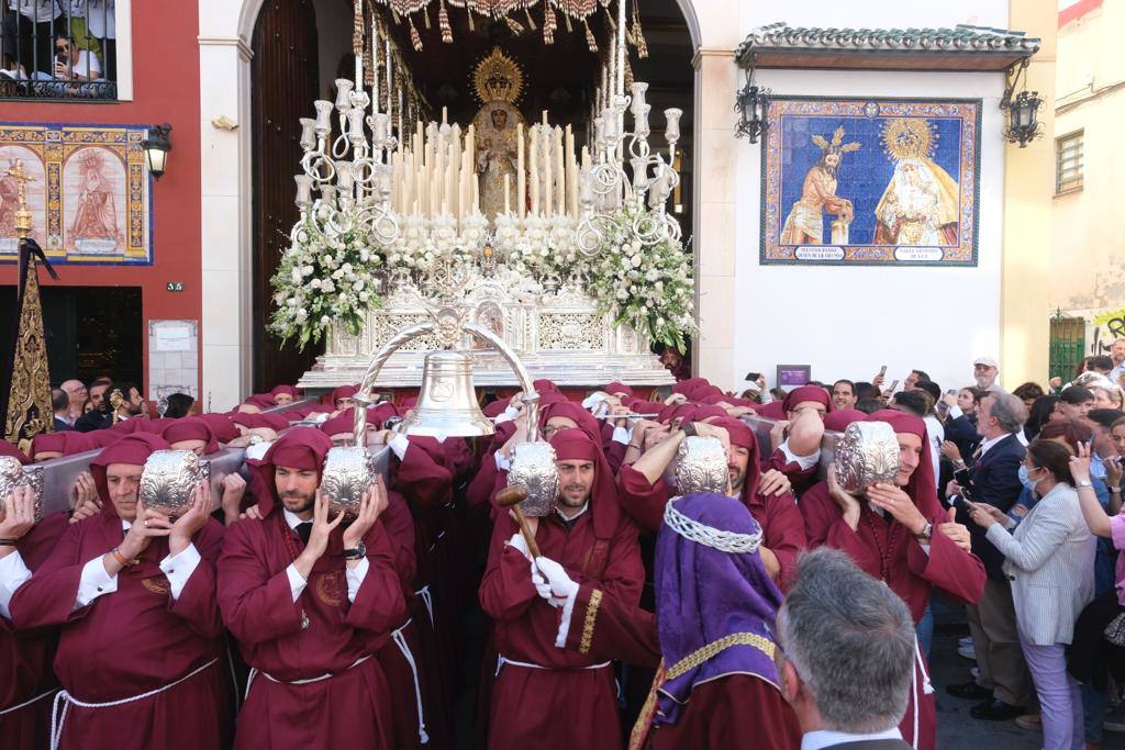 Holy Monday processions in the heart of Malaga, in pictures