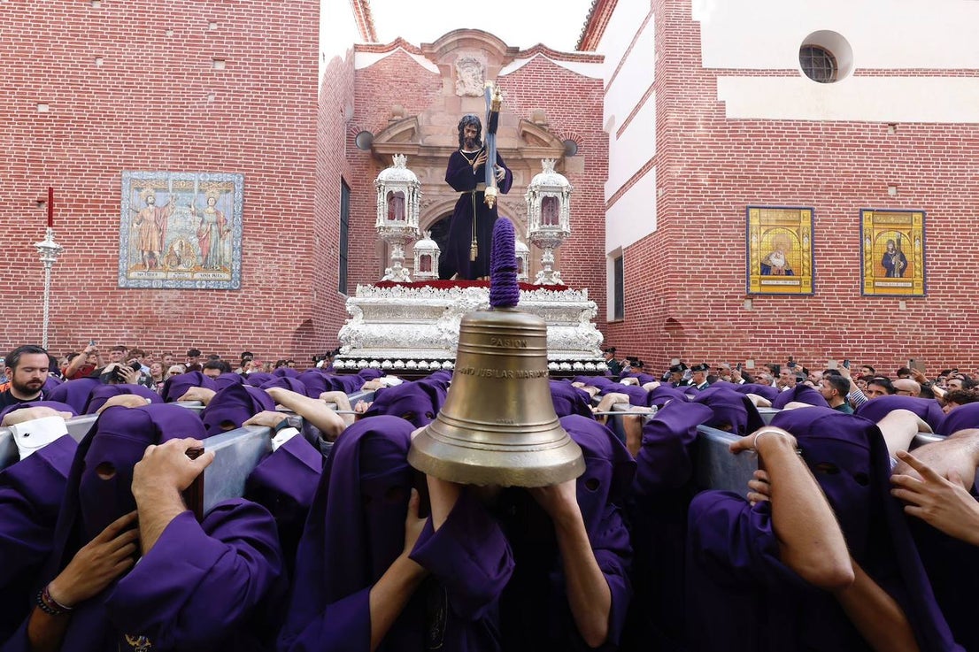 Holy Monday processions in the heart of Malaga, in pictures