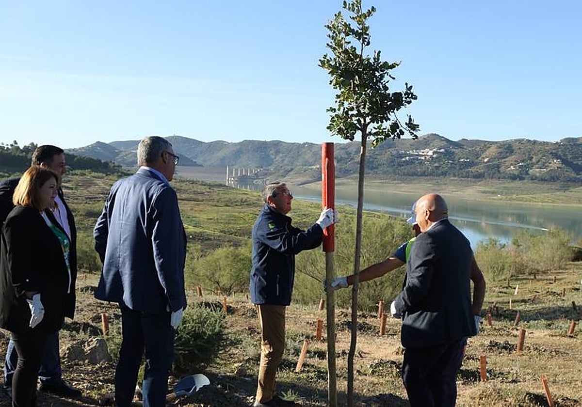 41,000 trees and shrubs have been planted in the area around La Viñuela reservoir