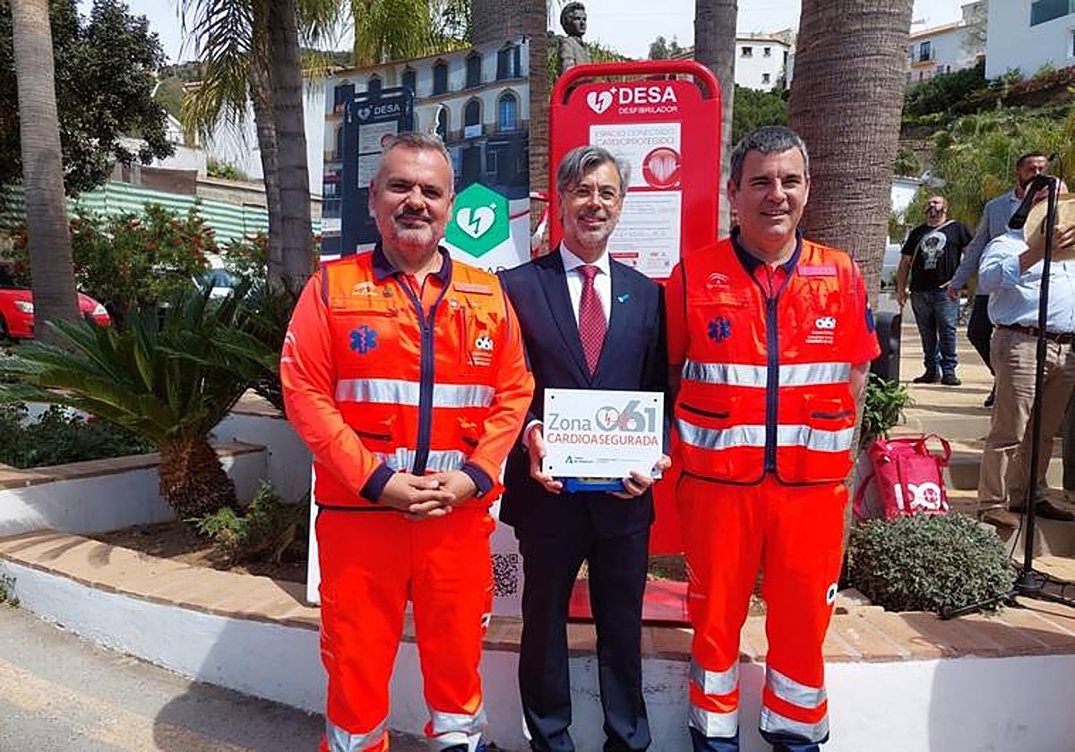 Mayor of Totalán, Miguel Ángel Escano, with representatives from Malaga's 061 emergency service.