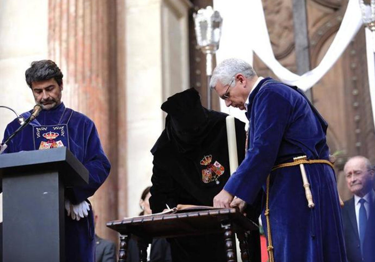 A cloaked Antonio Daniel is blessed with the pardon of Jesus El Rico.