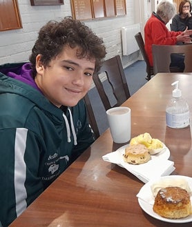 Imagen secundaria 2 - Fernando Jr in Edinburgh, father and son, in a Scottish café.