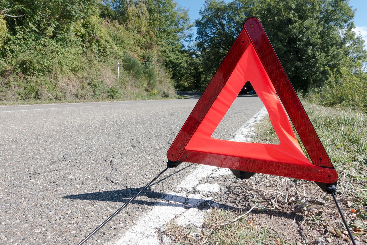 La DGT de España considerará prohibir el uso de triángulos de advertencia de peligro en determinadas circunstancias tras el aumento de muertes en carretera