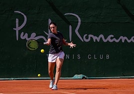Spain's Nuria Párrizas training on centre court at Puente Romano on Sunday.