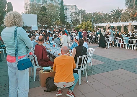 Imagen secundaria 1 - During the prayers, curious foreigners, and a display.