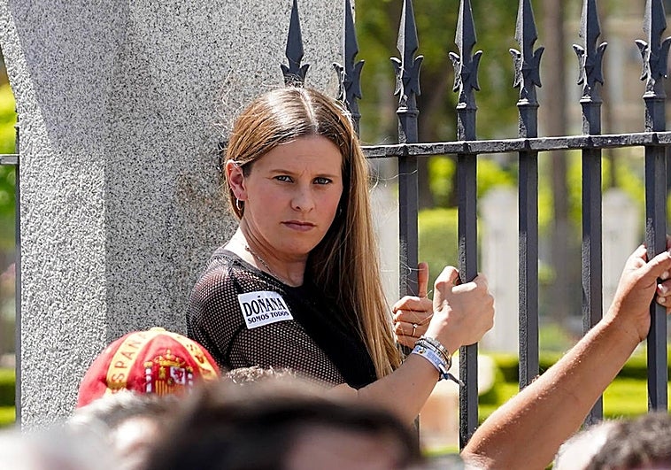 A member of a Doñana action group in defence of the irrigators, at the gates of Parliament.