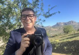 Kristian Kaarna with his camera outside his home in Riogordo.