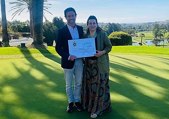 The golf club director presents the cheque to Esther Ráez of Cudeca.