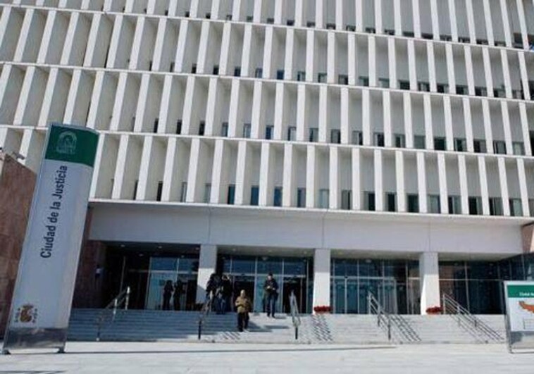 Malaga court orders worker to return the severance payment she received twice