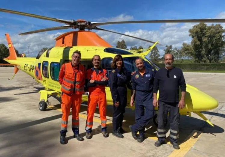 The team on duty on the day of SUR's visit was formed by (left to right) Ernesto Muñoz, nurse; Jairo Muñoz, doctor; Nuria Anguera, pilot; Enric Dalit, HEMS specialist; and Juan Pedro García, mechanic.
