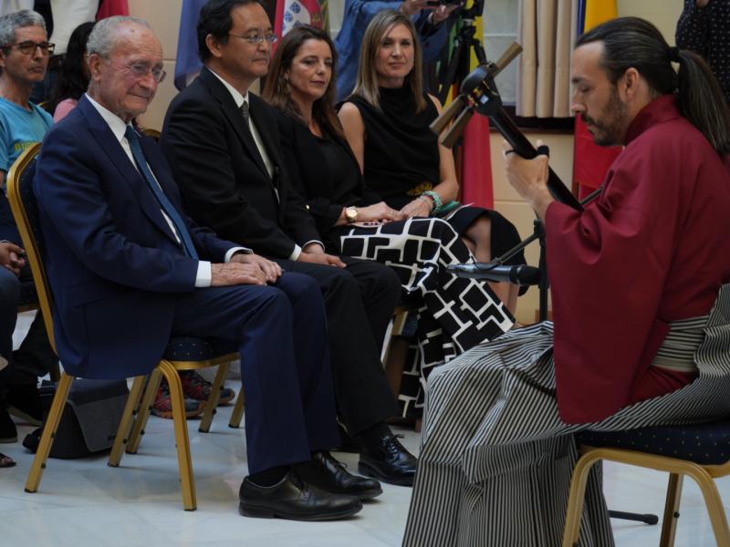 osé Luque’s performance in front of Francisco de la Torre and Takahiro Nakamae, the Japanese Ambassador.