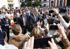 The monarch meets the waiting crowds in Ronda today.