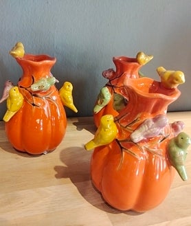 Imagen secundaria 2 - King's Day display, a design guide-book and funny vases.