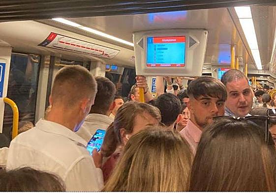 Thousands of people packed into the metro's carriages during Semana Santa in the city.