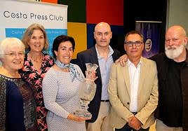 Members of the Costa Press Club committee with Alicia Garrido (3rd left) and Fernando Hernández (2nd right) of Andalucía Lab