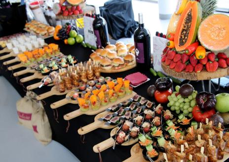 Imagen secundaria 1 - From top, left to right: Andalucía Lab, drinks and tapas provided by the Delicias Gourmet Group and Alicia Garrido with the Solheim Cup golf trophy.