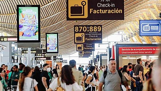 Some European airports at risk of collapse ahead of record summer flight boom in Spain, air travel sector warns