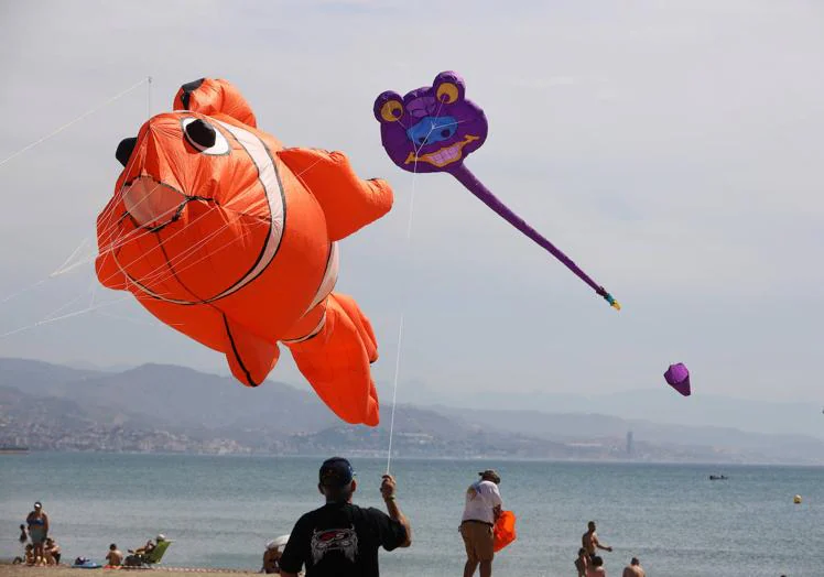 Imagen principal - International Kite Fest takes to the skies above Malaga, in pictures