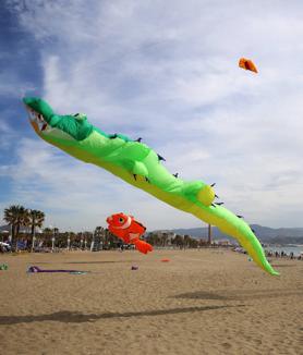 Imagen secundaria 2 - International Kite Fest takes to the skies above Malaga, in pictures