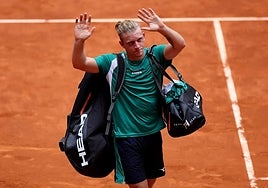Davidovich waves good-bye to the Madrid crowd.