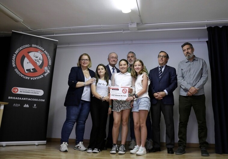 Authorities, organisers and students of the anti-bullying brigade project in Malaga schools.