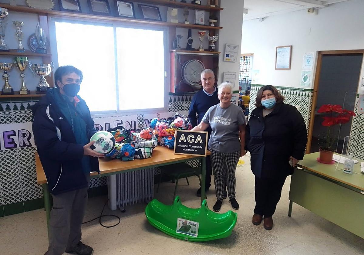 ACA volunteers deliver craft items to La Viñuela primary school. TAPAS members Betty and Ken Ross at the presentation.