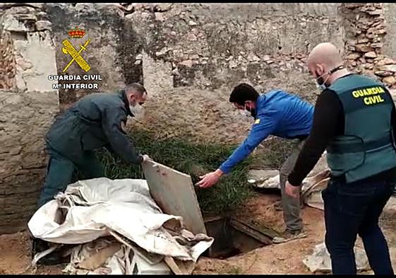 Seprona agents inspect a well in Operation Mizu