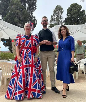Imagen secundaria 2 - Mama Cath and the Soul Sisters, Father Louis dances with the Soul Sisters, Kathryn Dyche-Nichols in her Union Jack dress with Father Louis Darrant and Vice Consul Miriam Pérez Martín