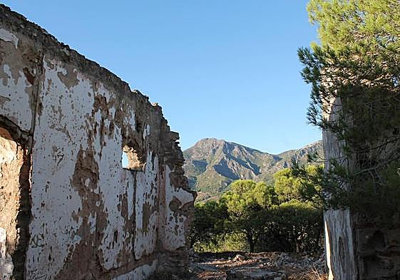 The old hermitage overlooks the Alcaparaín mountain range.