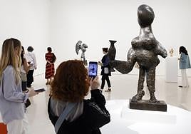 La Femme au Vase (Woman with Vase, 1933) - one of the most important pieces in the exhibition.