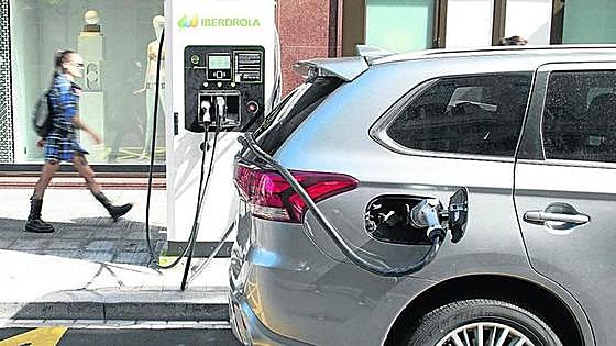 Brussels approves 837 million euros to boost electric car battery production in Spain