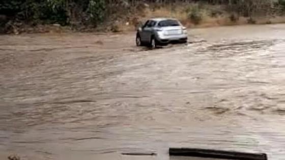 Watch as downpour and rapidly-rising river level traps two parked cars in the Axarquía
