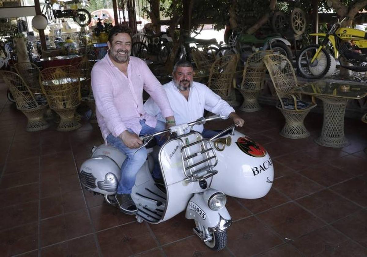 Ángel Ruiz with a client in a Vespa side car.