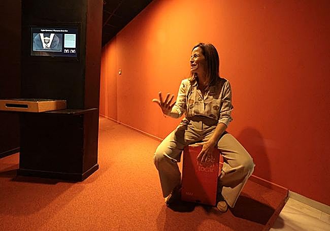 Marta Izquierdo playing a flamenco box in the museum
