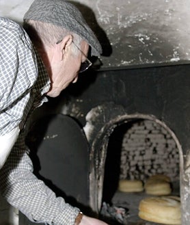 Imagen secundaria 2 - Corumbela church, cateto bread, a traditional wood-fired oven