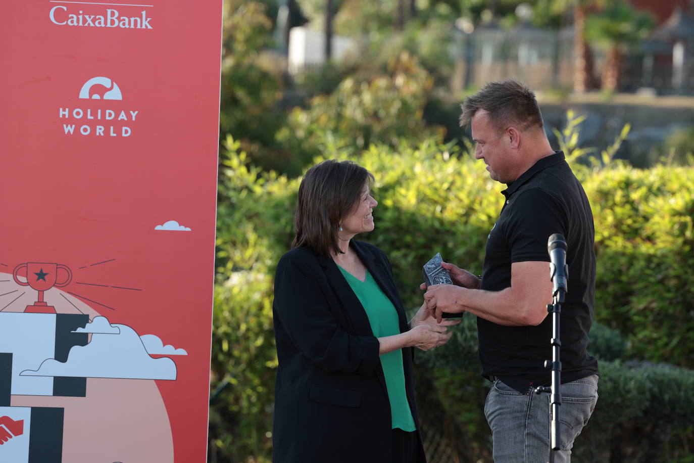 SUR in English celebrates international business