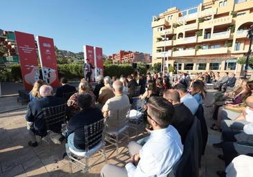 SUR in English celebrates international business